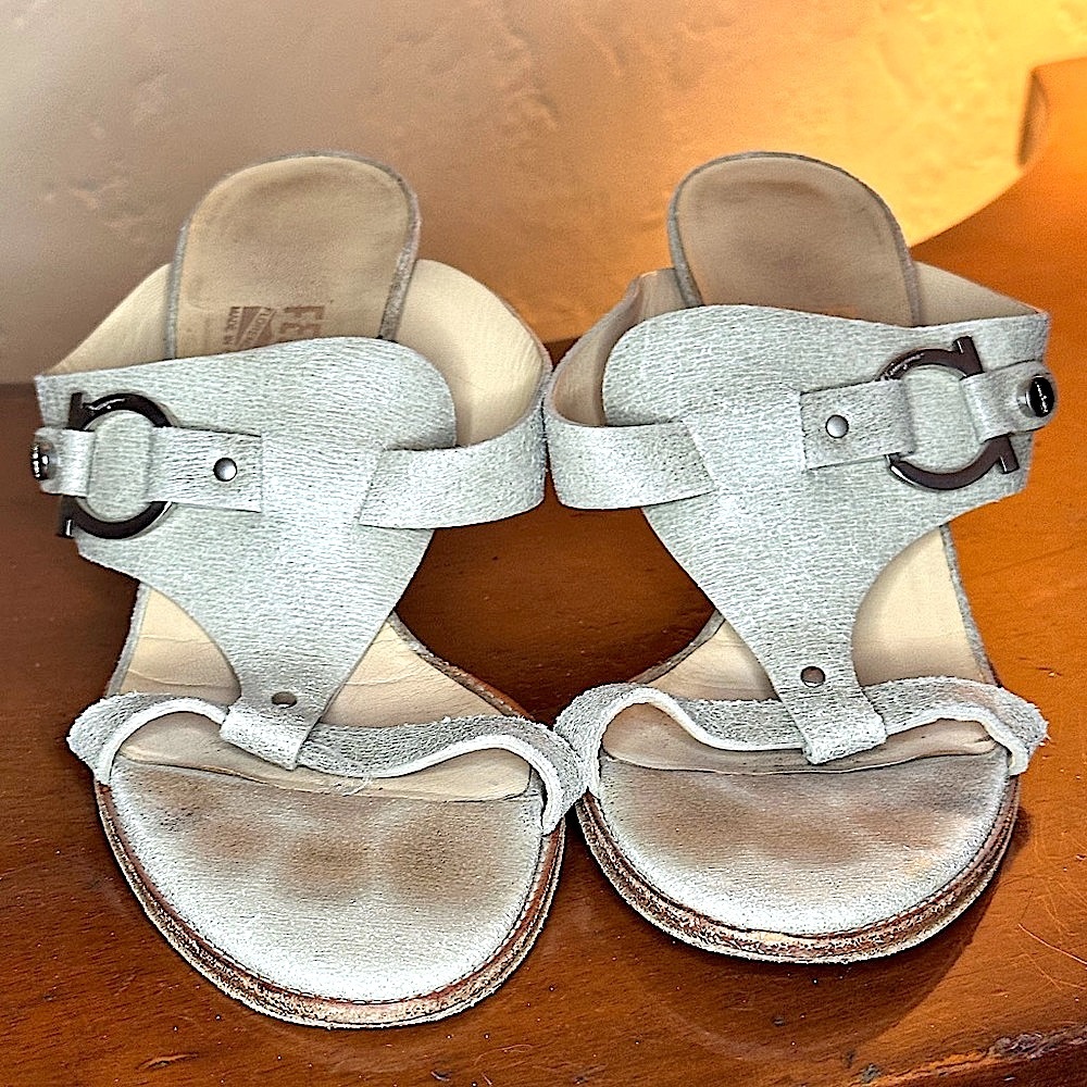 Used SALVATORE FERRAGAMO
Leather T-Strap Sandals